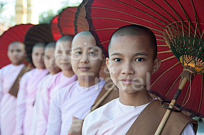 Buddhistische Nonnen mit roten Schirmen Mandalay Myanmar