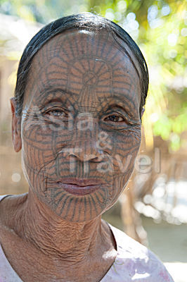 Chin Frau mit Gesichtstätowierung Myanmar