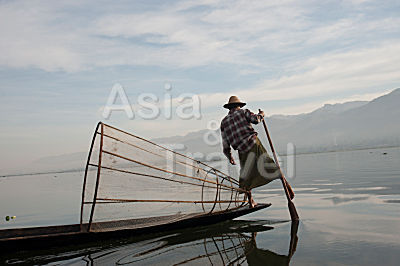 Fischer rudert mit Bein Inle See Myanmar