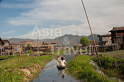 Frau rudert Boot Inle See Myanmar