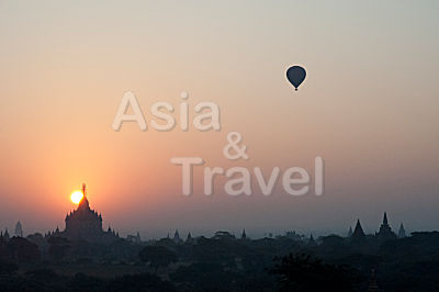 Heißluftballon bei Sonnenaufgang über Tempellandschaft Bagan Myanmar 