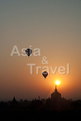 Heißluftballons bei Sonnenaufgang über Tempellandschaft Bagan Myanmar 