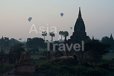 Heißluftballons bei Sonnenaufgang über Tempellandschaft Bagan Myanmar 