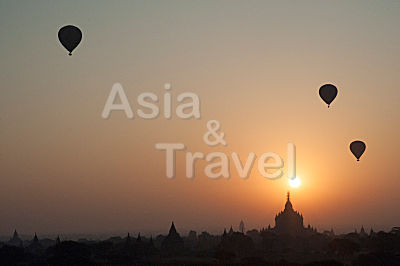 Heißluftballons bei Sonnenaufgang über Tempellandschaft Bagan Myanmar 