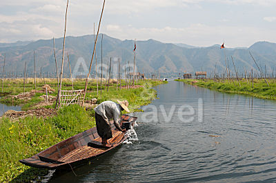 Intha Mann mit Boot bei schwimmenden Feldern Inle Lake Myanmar