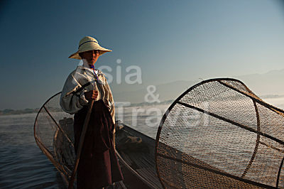 Junge auf Boot mit Reusen Inle Lake Myanmar