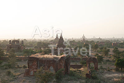 Landschaft mit Tempeln Bagan Myanmar