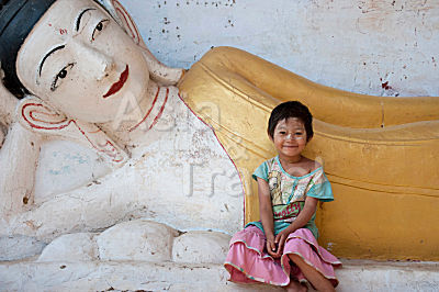 Mädchen mit Thanaka Make Up neben Buddha Myanmar