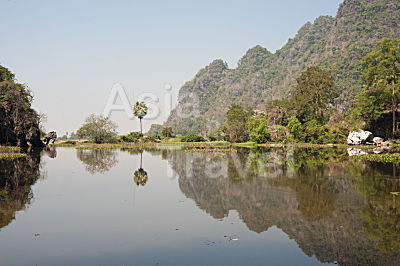 See mit Kalksteinbergen Hpa An Myanmar