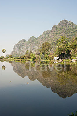 See mit Kalksteinbergen Hpa An Myanmar