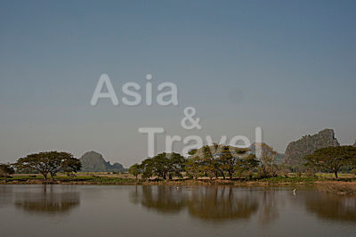 See mit Kalksteinbergen Hpa An Myanmar