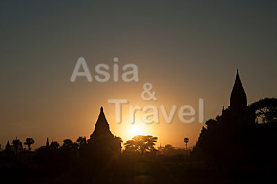 Tempel Silhouette bei Sonnenuntergang Bagan Myanmar