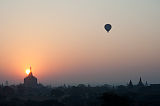 Heißluftballon bei Sonnenaufgang über Tempellandschaft Bagan Myanmar 