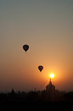 Heißluftballons bei Sonnenaufgang über Tempellandschaft Bagan Myanmar 