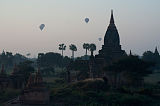 Heißluftballons bei Sonnenaufgang über Tempellandschaft Bagan Myanmar 