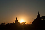 Tempel Silhouette bei Sonnenuntergang Bagan Myanmar