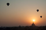 Heißluftballons bei Sonnenaufgang über Tempellandschaft Bagan Myanmar 