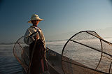 Junge auf Boot mit Reusen Inle Lake Myanmar