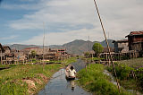 Frau rudert Boot Inle See Myanmar