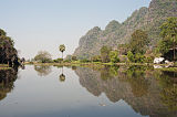 See mit Kalksteinbergen Hpa An Myanmar