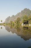 See mit Kalksteinbergen Hpa An Myanmar