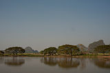 See mit Kalksteinbergen Hpa An Myanmar