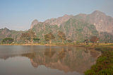 See mit Kalksteinbergen Hpa An Myanmar