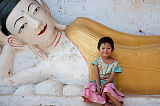 Mädchen mit Thanaka Make Up neben Buddha Myanmar